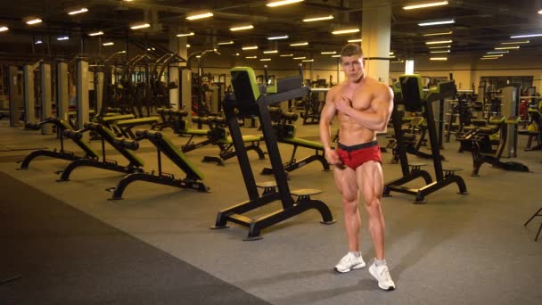 Culturista posando en el gimnasio — Vídeos de Stock