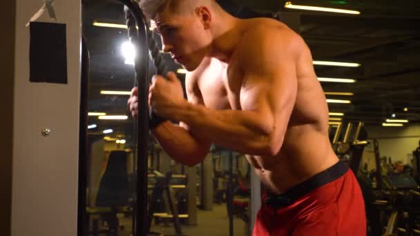 Shirtless man met oefening machine op triceps — Stockvideo