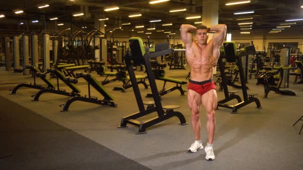 Man atleet bodybuilder poseren — Stockvideo