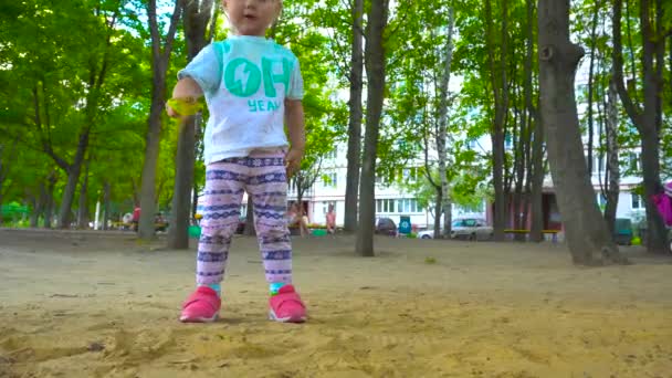 Menina com pá brincando com areia — Vídeo de Stock