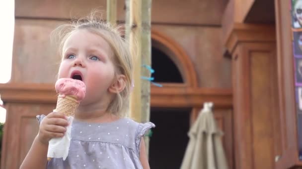 Little girl eating tasty ice cream in the park — Stock Video