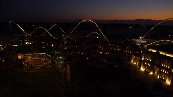 Vista del parque de atracciones nocturno — Vídeo de stock