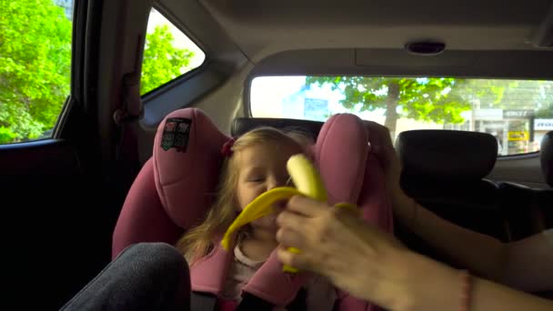 Cultiver mains donnant de la banane à fille — Video