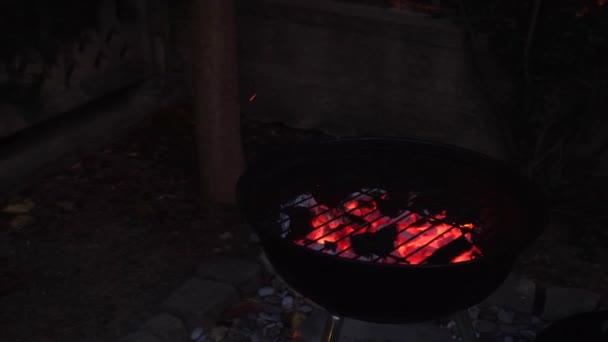 Quema de carbón en parrilla de barbacoa — Vídeo de stock