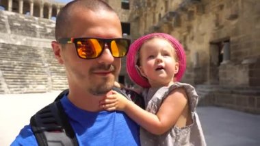 Baba ve Antik Amfitiyatro yürüyüş kızım