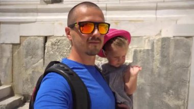 Baba ve kızım kız Antik Amfitiyatro yürüyüş