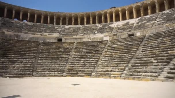 Nézd az ókori amfiteátrum — Stock videók