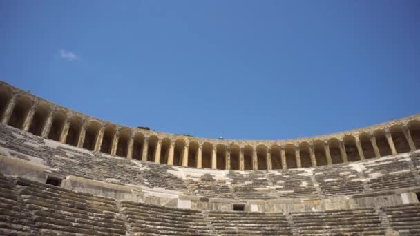 Sned boll metar beskådar av antika amfiteater — Stockvideo