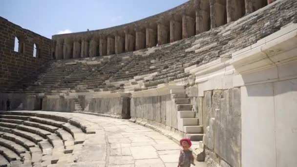 Baby Girl Walking Ancient Amphitheatre Hot Summer Day — Stock Video