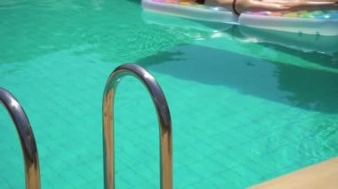 Havuzu float yaz günü içinde yatan kadın