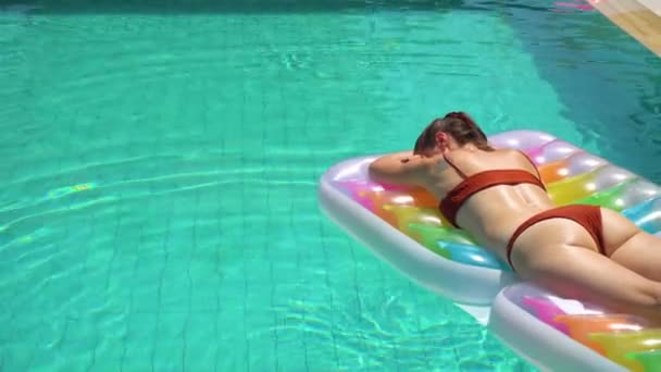 Hot žena ležící na bazén float