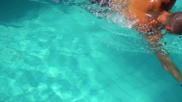 男人在游泳池里游泳 — 图库视频影像