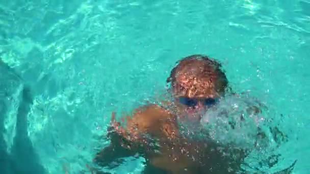 Knappe Man Bril Opkomende Van Schoon Water Tijdens Het Zwemmen — Stockvideo