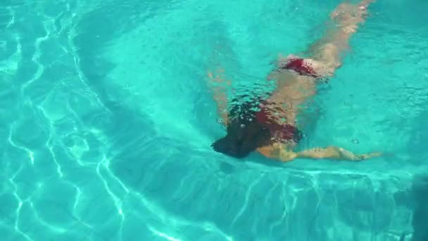 在水下游泳的妇女在水池在慢动作 — 图库视频影像