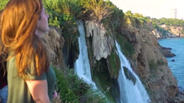 Mulher e vista da maravilhosa cachoeira — Vídeo de Stock