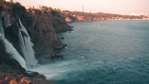 Wodospad spada do morza — Wideo stockowe