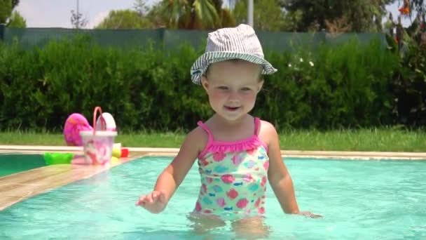 Το κορίτσι έχει τη διασκέδαση στην πισίνα — Αρχείο Βίντεο