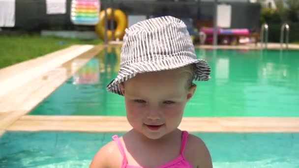 슬로우 모션에서 수영장에 어린 소녀 — 비디오