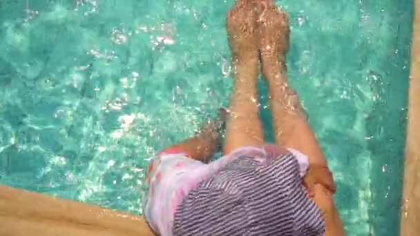Kadın ve kız ayakları suda sallayarak eğleniyor — Stok video