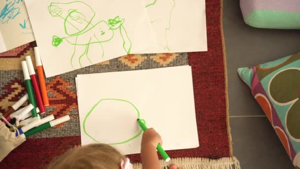 Kleines Mädchen Das Auf Papier Zeichnet Und Hause Wohnzimmer Sitzt — Stockvideo