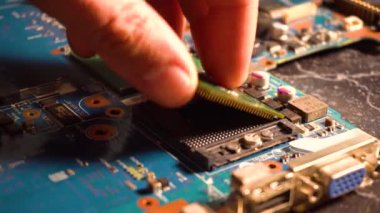 İşlemci anakart dan alarak adamın elini