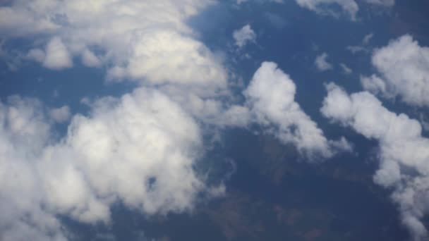 Über Wolken am Himmel fliegen — Stockvideo