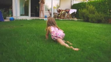 Küçük kız gezinme'nın bahçesinde