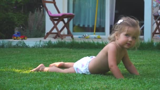 Menina fazendo exercícios de fitness no gramado — Vídeo de Stock
