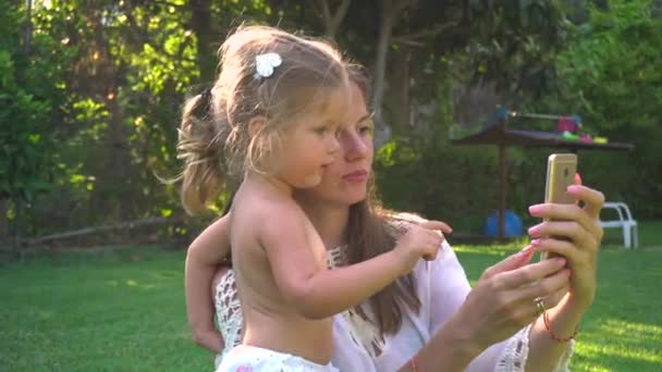 Madre e hija disparando selfie — Vídeo de stock