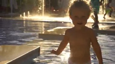 Mutlu kız yüzme havuzunda oynamaktan