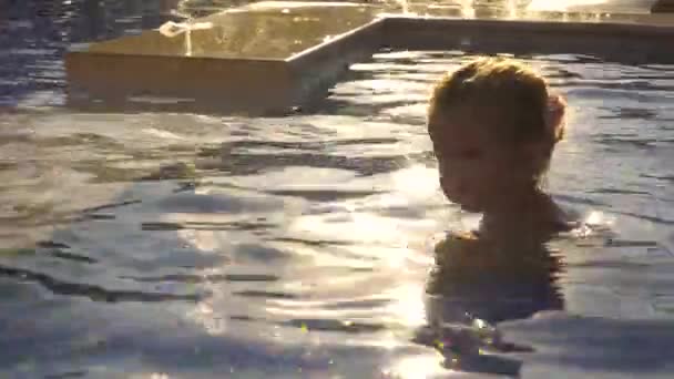 Sjov pige spiller i swimmingpool – Stock-video