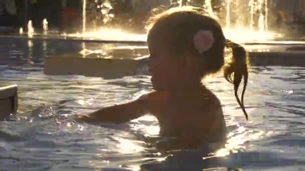 Vicces lány játszik medence. A 3 videó — Stock videók