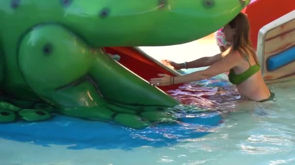 De visvangst meisje vrouw in de buurt van dia in waterpark — Stockvideo