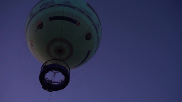 Palloncino d'aria contro il cielo della sera — Video Stock