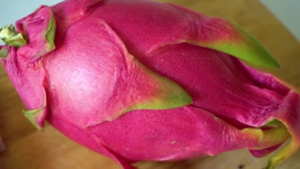 Pitaya fresca en rodajas y fruta de dragón entera — Vídeos de Stock