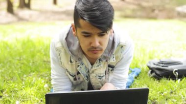 Çalışma ya da Internet surfin adam