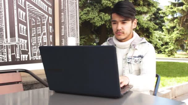 Hombre Freelancer Sentado Cafetería Aire Libre Trabajando Ordenador Portátil — Vídeo de stock