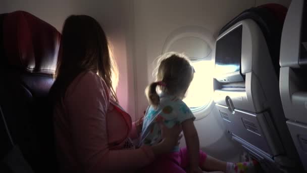 Mãe e filha voando no avião — Vídeo de Stock