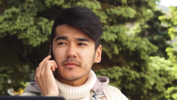 Asiatique homme parler par téléphone — Video