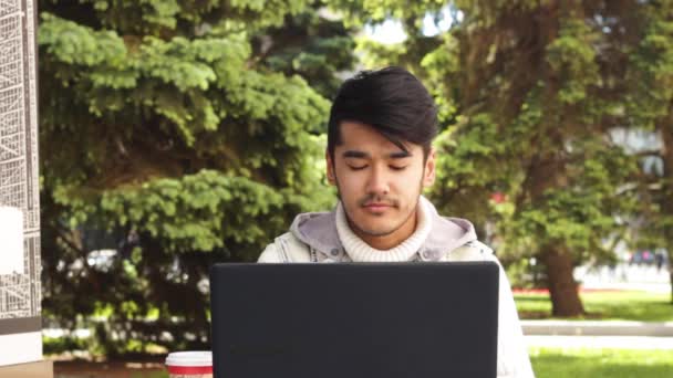 Homem asiático freelancer trabalhando no computador e obtendo sucesso — Vídeo de Stock