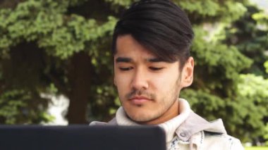 Dizüstü bilgisayarda çalışan ve kamera Tamam gösteren adam serbest meslek