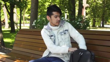 Freelancer alarak laptop çanta adam ve çalışmaya başlamak