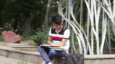 Çeşme yanında oturan adam öğrenci