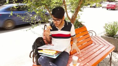 Parkta oturan ve öğrenme erkek öğrenci