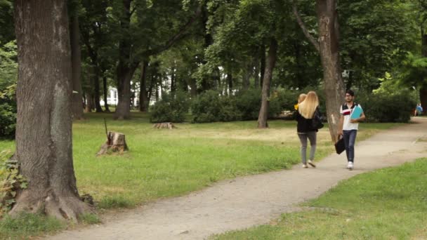 Student, procházíte v parku — Stock video