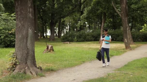 公園を散歩してアジアの若い学生男 — ストック動画