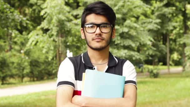 Asiatisk student man står och tittar i kameran — Stockvideo