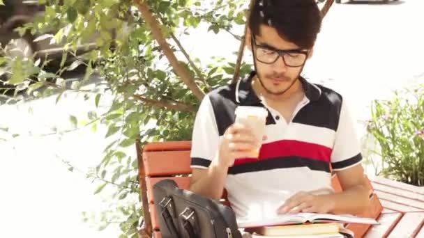 コーヒーを飲みながらアジア学生男 — ストック動画