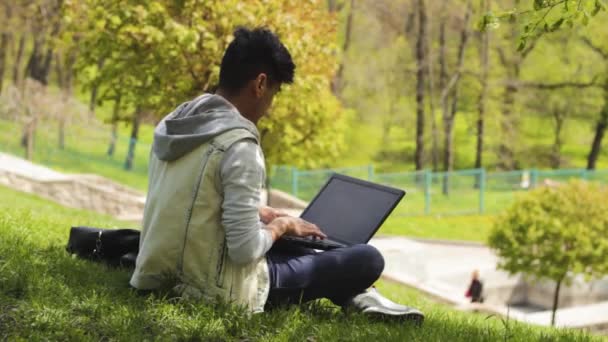 Programátor na volné noze muž dostat úspěch při práci na notebooku — Stock video