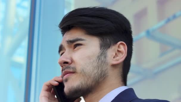 Asiatique homme parler par téléphone — Video